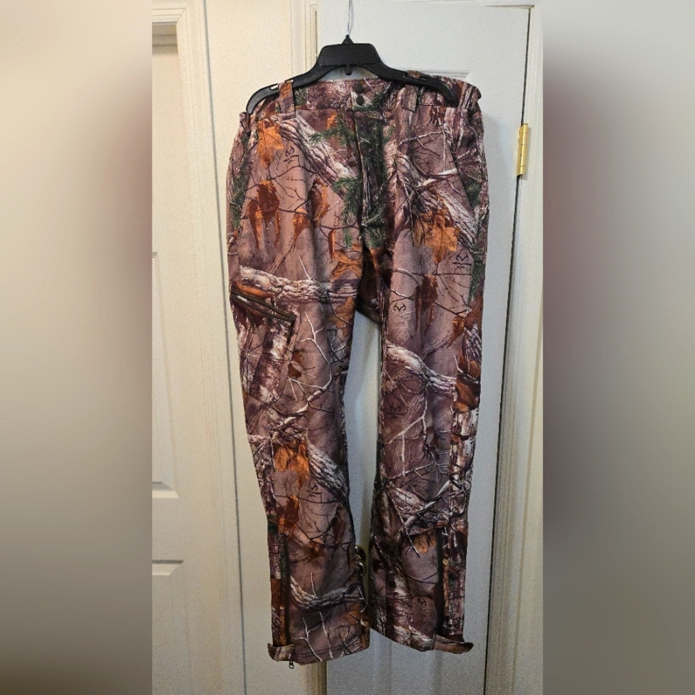 Mens XL insulated weather proof Real Tree Camo hunting/snow/weather pants